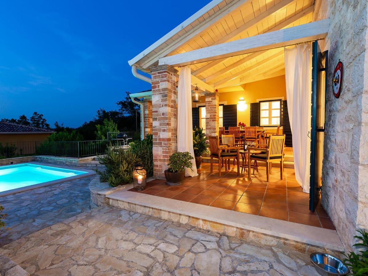 Villa Salvea With Heated Pool Montižana Екстериор снимка