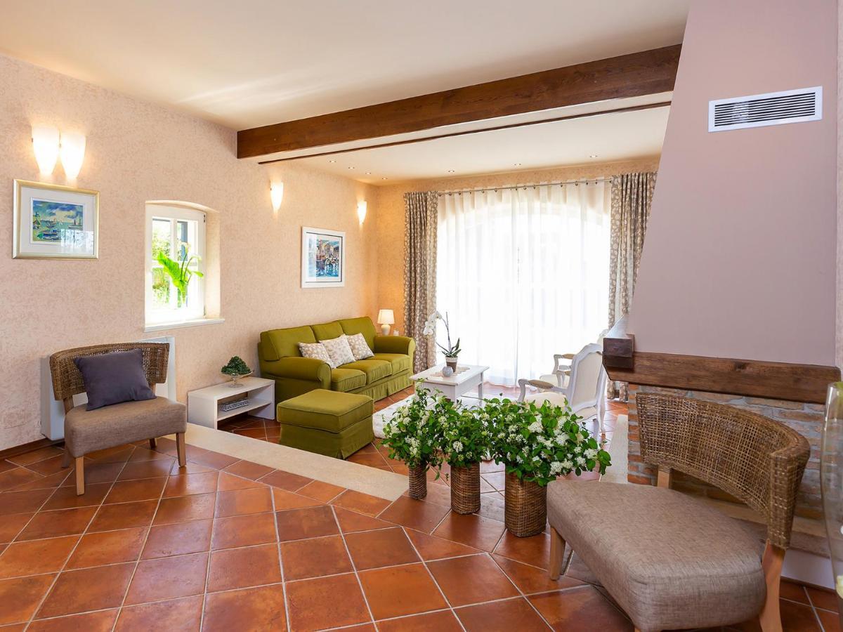 Villa Salvea With Heated Pool Montižana Екстериор снимка