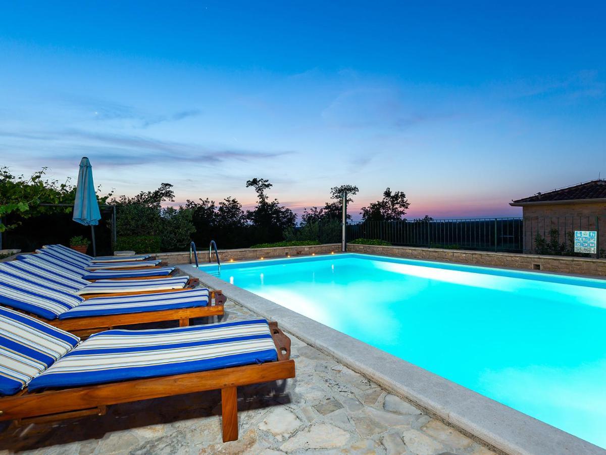 Villa Salvea With Heated Pool Montižana Екстериор снимка