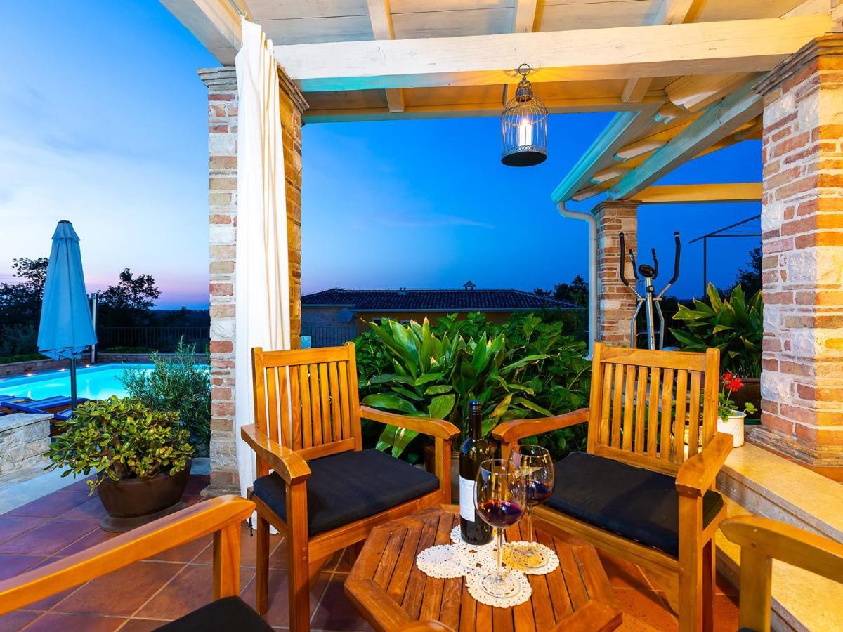 Villa Salvea With Heated Pool Montižana Екстериор снимка