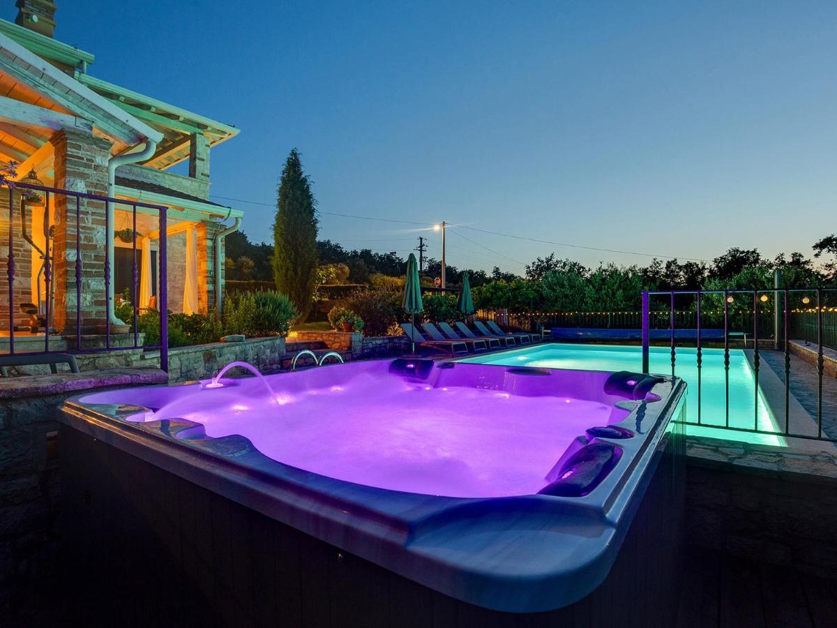Villa Salvea With Heated Pool Montižana Екстериор снимка