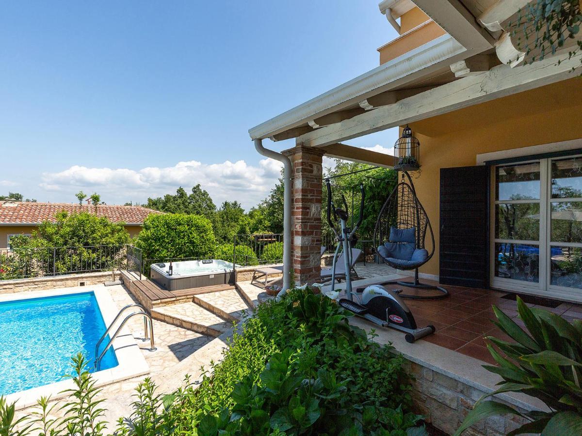 Villa Salvea With Heated Pool Montižana Екстериор снимка