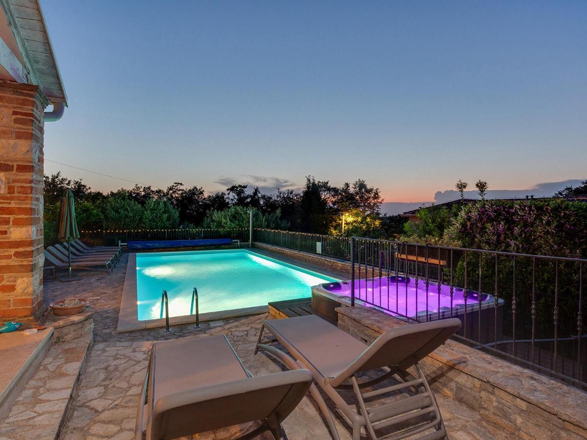 Villa Salvea With Heated Pool Montižana Екстериор снимка